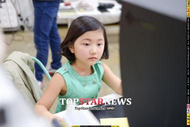 [스타24시] 삼윤이 자매 정소윤, ‘내 사진 잘 나왔나 볼까~?’