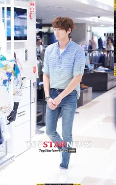 [HD포토] 김영광, ‘스크롤 압박주는 굉장한 기럭지’ (질바이질스튜어트셔츠)