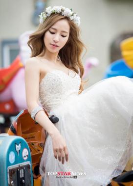 홍자, 순백의 미니 드레스 화보 공개… ‘트로트 여신’