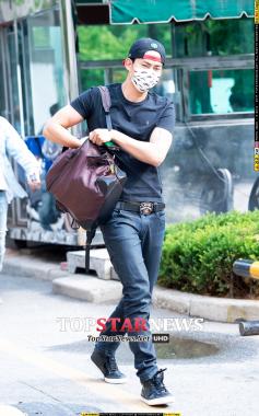[HD포토] 투피엠(2PM) 택연, 가방을 뒤적뒤적…‘상남자 포스’ (뮤직뱅크 출근길)