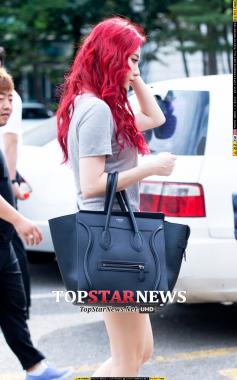 [HD포토] 걸스데이(Girl&apos;s Day) 유라, 뚜렷한 이목구비 자랑하며 출근…‘비주얼 폭발’ (뮤직뱅크 출근길)