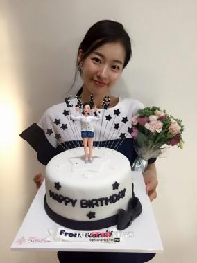 ‘루시드 드림’ 이시아, ‘26번째 생일’ 맞아 케이크 인증… ‘행복해보여’