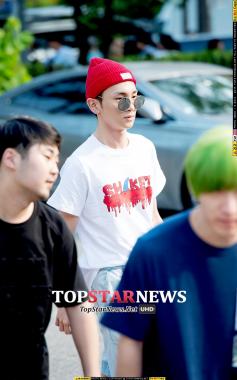 [HD포토] 샤이니(SHINee) 키, ‘딕펑스 뒤로 지나가려다 딱 걸림’…‘거기 서!’ (뮤직뱅크 출근길)