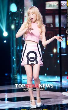 [HD포토] 소녀시대(SNSD) 태연, 네일이 잘 말랐나…‘좋아 좋아’ (쇼 챔피언)