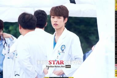 [UHD포토] 인피니트(INFINITE) 성열, 선배님들 연기를 지켜보며…‘아련한 눈빛’ (디데이 현장공개)