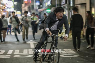 [무비포커스] ‘더 폰’ 휴대폰-타임 슬립, 독특한 소재와 설정으로 ‘새로운 스릴러 장르 개척’