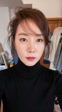 김유미, 화보 촬영 현장서 셀카 ‘찰칵’…‘인형이 따로 없네’