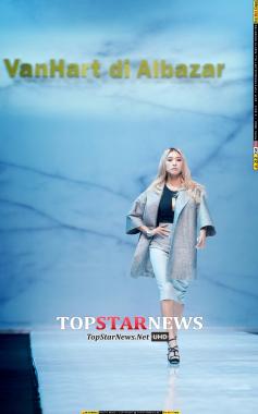 [HD포토] 반하트 디 알바자 패션쇼에 선 씨스타(SISTAR) 보라, ‘화려한 워킹’ (서울패션위크)