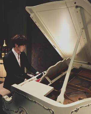 정일우, 피아노 치는 ‘훈훈한 자태’ 선보여… ‘출구없는 매력’
