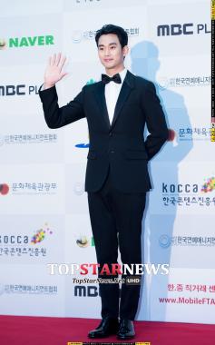 [HD포토] 김수현, 여심을 사로잡는 훈훈한 손인사…‘심쿵’ (APAN STAR AWARDS)