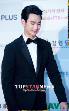 [HD포토] 김수현, 미소 지으며 퇴장…‘시선 강탈’ (APAN STAR AWARDS)