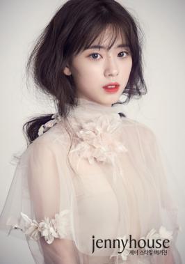 ‘여고생 한효주’ 신세휘, 첫 웨딩 화보 공개…‘신비로운 아름다움’