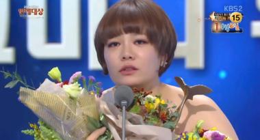 KBS ‘연예대상’ 이현정, 여자 신인상 받아 “군에서 누나 없다고 했는데 자랑 좀”… ‘웃음’