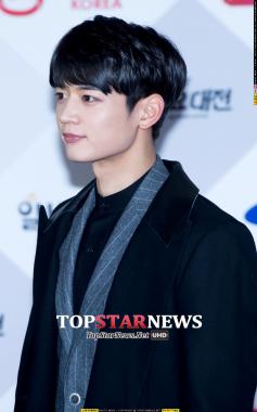 [HD스토리] 샤이니(SHINee) 민호, 포토존 밝히는 자체발광 비주얼… ‘연말이라도 괜찮아’