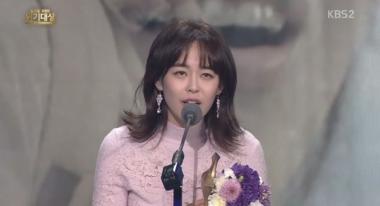 KBS ‘연기대상’ 이하나, 연작-단막극상 수상 “올해 감정을 새롭게 가르쳐 준 분들이 많다”… ‘눈길’