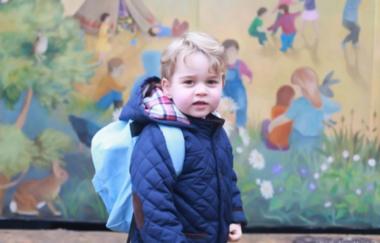 英 조지 왕자, 유치원 등교 모습 공개… ‘관심 증폭’