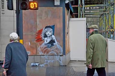 뱅크시, ‘레미제라블’ 벽화로 프랑스 난민촌 최루가스 사용 경찰 비판