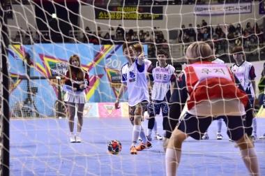 ‘2016 아육대’ 권해봄 PD-슬리피-김동현, 아육대 풋살서 대 활약