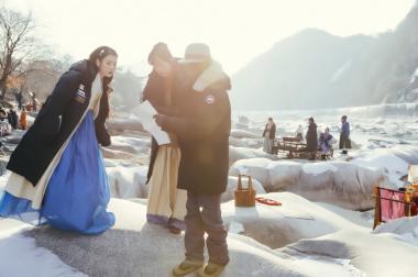 ‘보보경심 려’ 아이유, 남다른 한복 자태 공개 ‘꽃미모 발산’