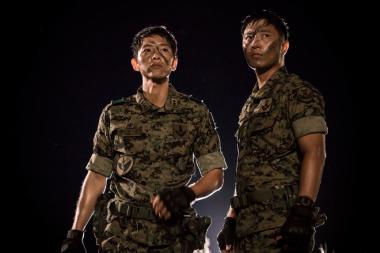 ‘태양의 후예’ 송중기-진구, 軍브로맨스 강렬 스틸컷 공개 ‘관심 증폭’