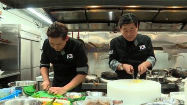‘쿡가대표’ 샘킴-이연복, 홍콩서 최초로 15분 복식 요리 대결 펼친다 ‘긴장감 UP’