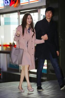 [잇아이템] 김효진, 유지태와 영화관 데이트서 화사한 봄 스타일링 선보여… ‘관심 증폭’