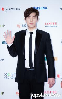 [HD포토] 인피니트(INFINITE) 성규, ‘다리 부상에도 잃지 않는 미소’