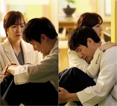 ‘가화만사성’ 김소연-이상우, 눈물 포옹 현장 포착… ‘아련한 로맨스’