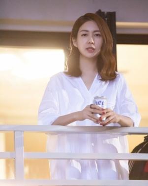 ‘욱씨남정기’ 이요원-윤상현, 달달한 발코니 데이트 현장 포착