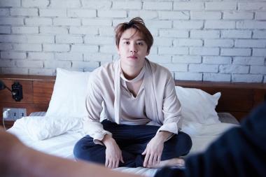 제이와이제이(JYJ) 김준수, 화보 비하인드 컷 속 ‘소년과 남자 사이’