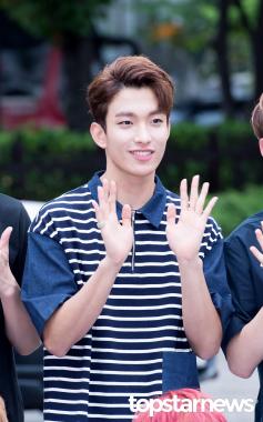 [HD포토] 세븐틴(SEVENTEEN) 도겸, ‘사랑스러운 미소천사’ (뮤직뱅크 출근길)