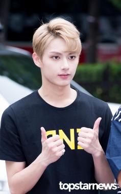 [HD포토] 세븐틴(SEVENTEEN) 준, ‘사랑스러운 대륙 남신’ (뮤직뱅크 출근길)