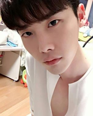 [스타SNS] 이종석, “더워죽겠소..”…‘에어컨 뭐하니 종석오빠 더우신데’