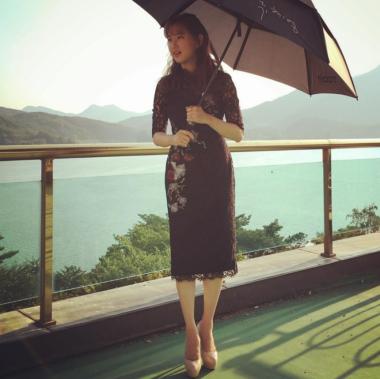 [스타SNS] 류혜영, 커다란 우산 아래서 “정말 덥기도 하네 하하하”