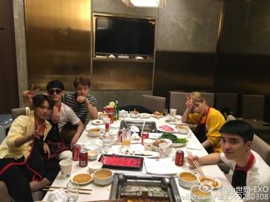 [스타SNS] 엑소(EXO), 미남끼리 한 식탁에서 밥먹는게 일상…‘도란도란’