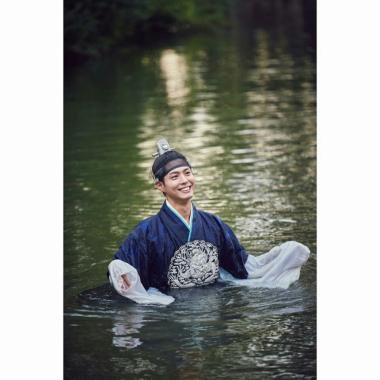 [스타SNS] ‘구르미 그린 달빛’ 박보검, 연못 입수신 비하인드 컷 공개…‘예술 작품인가’