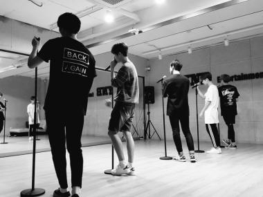 [스타SNS] 크나큰(KNK), 다섯 남자의 컴백 연습… ‘흑백도 빛나’