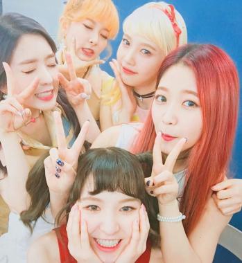 [스타SNS] 레드벨벳(Red Velvet), 빠짐없이 예쁜 가족사진…‘레벨이들 1위 시켜줄께’