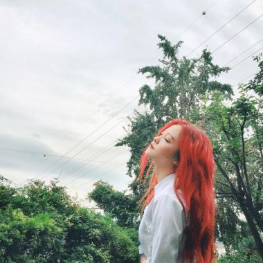 [스타SNS] 레드벨벳(Red Velvet) 예리, 신비로운 분위기의 사진 공개…‘우수에 젖은 꼬부기’