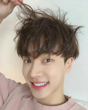 [스타SNS] 비스트(BEAST) 이기광, 레몬을 베어 문 듯한 상큼함…‘우럭우럭’