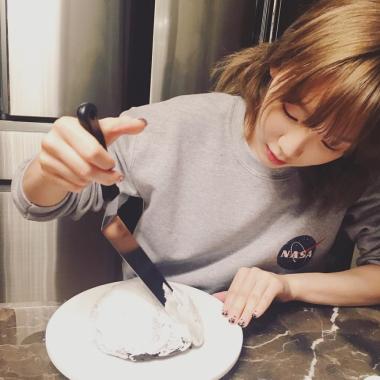 [스타SNS] 소녀시대(SNSD) 태연, 귀여운 베이킹 과정 공개…‘탱구의 요리시간’