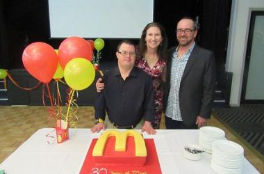 30년 동안 맥도날드 근무한 다운증후군 남성을 위해 파티가 열렸다