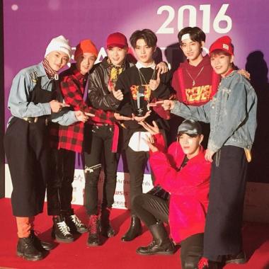 [스타SNS] 엔시티127(NCT 127), ‘AAA’ 신인상 수상 소감 공개…‘축하합니다’