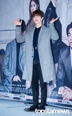 [HD포토] 육성재, ‘귀여운 양손인사’