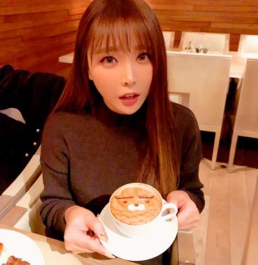 [스타SNS] 홍진영, 커피 한잔의 여유와 함께 빛나는 미모…‘시선 집중’