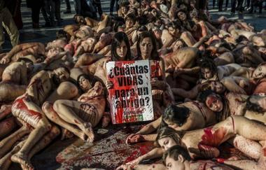 바르셀로나 도심에 나타난 ‘모피 반대 누드 시위단’