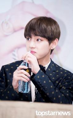 [HD포토] 방탄소년단(BTS) 뷔, ‘물 마시면서도 형아들 말에 집중’