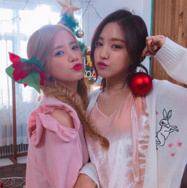 [스타SNS] 에이핑크(Apink) 박초롱, 손나은과 함께 크리스마스 여신으로 변신…‘나초 예쁘다’