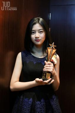 신은수, ‘2016년 스타의 밤 - 대한민국 톱스타 상 시상식’에서 인기 스타상 수상