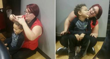 자폐증 소년의 머리를 깎이기 위해 바닥에 앉은 미용사
